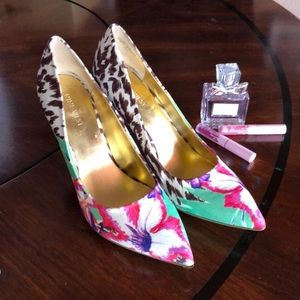 *Re-poshing* it’s super cute but it doesn’t fit me